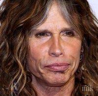 Неочаквано шоу в Москва! Стивън Тайлър пя с уличен музикант (видео)
