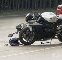 Моторист се заби в кола в София