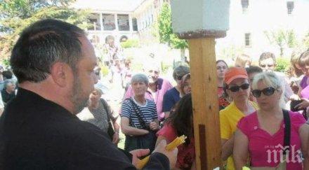 страшен скандал поп бие годишна монахиня чирпанско моли милост записаха телефон