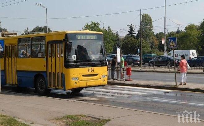 Ученик и пенсионерка с безплатни карти за тролеите в Стара Загора