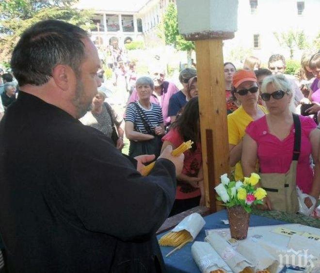 Страшен скандал! Поп бие 90-годишна монахиня в Чирпанско, тя го моли за милост - записаха го с телефон