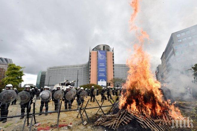 Клади пламнаха пред сградата на ЕК (видео)
