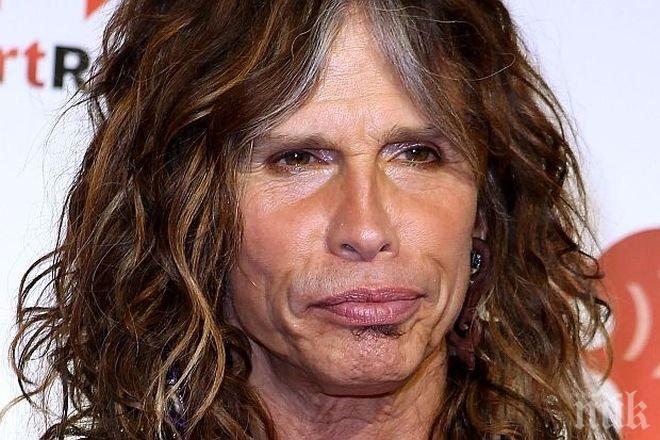 Неочаквано шоу в Москва! Стивън Тайлър пя с уличен музикант (видео)
