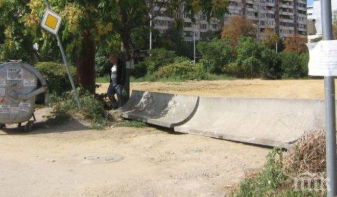 Огромни бетонни блокове пречат на столичани (снимки)
