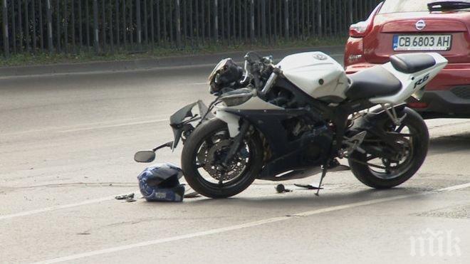 Моторист се заби в кола в София