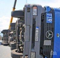 Кошмарът по пътищата продължава! Две тежки катастрофи край Ребърково, ТИР падна в дере (снимки)