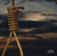 Зверство! Опитаха се да обесят травестит на детска площадка