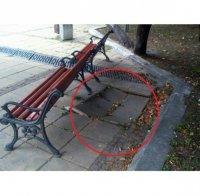 Крият счупените плочки във Варна с пейки
