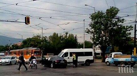 двама леко пострадали сблъсъка маршрутка кола софия