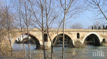 шофьор камион разруши мост монтана