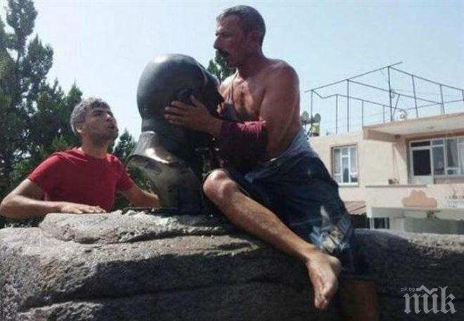 Наказание: Накараха кюрд да целува главата на Ататюрк 