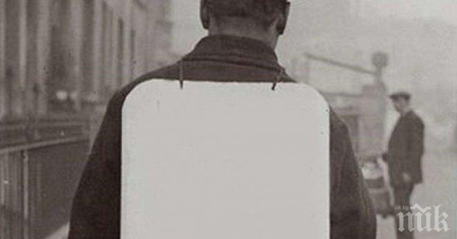 На гърба му имаше табела с уникално послание. Това, което пишеше? Трогна милиони хора!