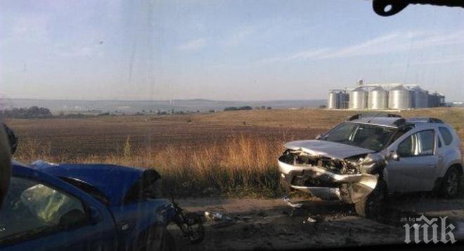 Адско меле край Варна! Жесток сблъсък между две коли затапи движението, хвърчат линейки (снимки и обновена)