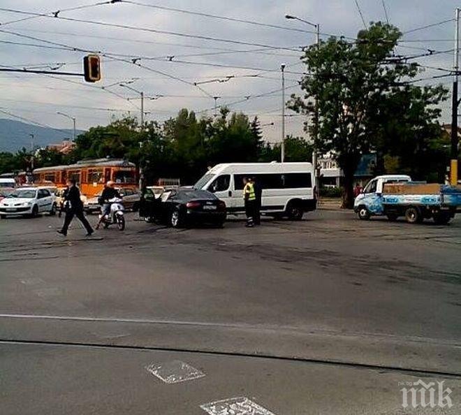 Двама са леко пострадали при сблъсъка на маршрутка и кола в София