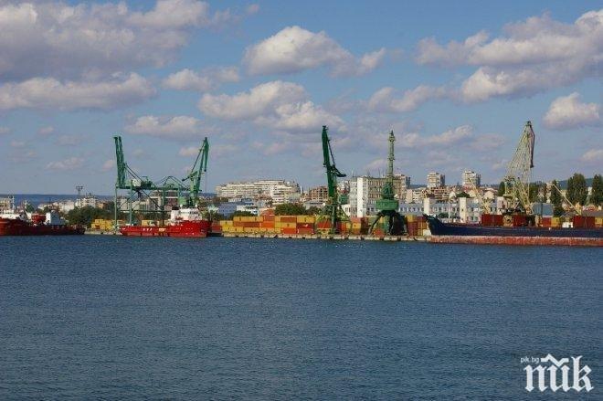 Пристанището във Варна е временно затворено за маневриране заради силен вятър
