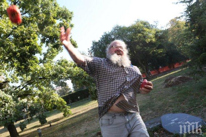 Босия нацели депутат с яйце!
