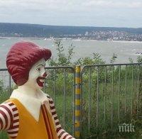 Клоунът на ”Макдоналдс” осъмна на пейка в Морската градина