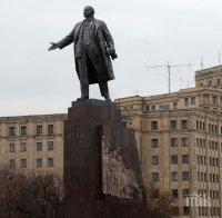 Изкопаха скулптура на Ленин десетилетия след заравянето ѝ 
