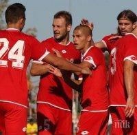 Футболисти на ЦСКА наритани от дърводелци