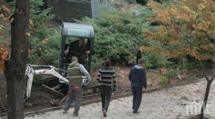 бомба пик багер рови парламента строят жив плет протестиращи снимки