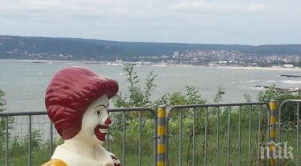 клоунът макдоналдс осъмна пейка морската градина