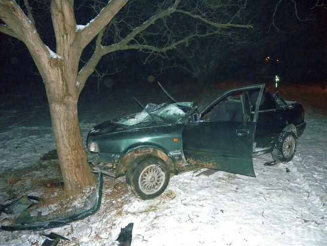 Тежка катастрофа на пътя Велико Търново-Варна! Мъж се блъсна в дърво и загина