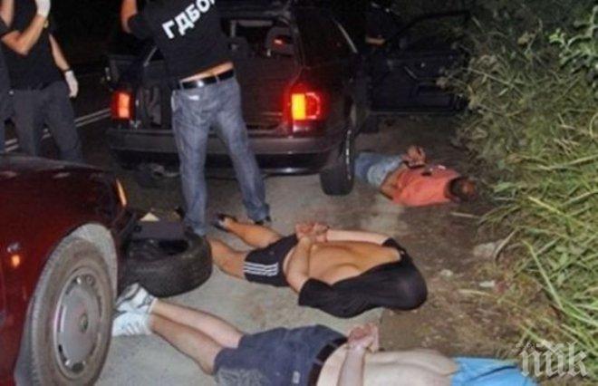 Полицията натръшка трима дилъри пред бургаски мол
