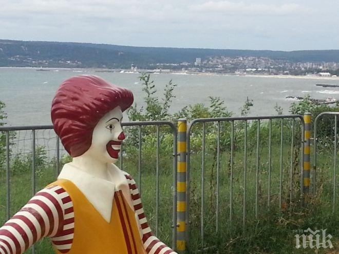 Клоунът на ”Макдоналдс” осъмна на пейка в Морската градина