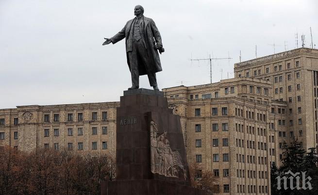 Изкопаха скулптура на Ленин десетилетия след заравянето ѝ 
