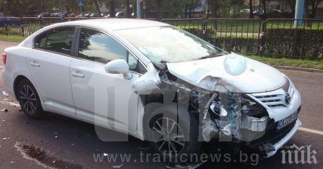 След катастрофа в Пловдив: Кола излетя на тротоара (снимки)