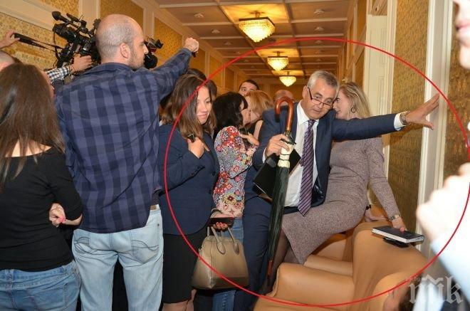 Страхотен панаир в парламента! Депутат сгази репортерки и отсече: Вие сте луди! (уникални снимки)