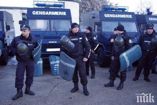 Kордон на жандармерията спря протестиращите роми на входа на Гърмен