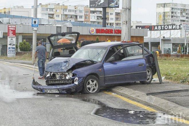 ЕКСКЛУЗИВНО и ПЪРВО в ПИК! Зрелищна катастрофа в столичния квартал Дружба! Опел се заби челно в стълб! (снимки)