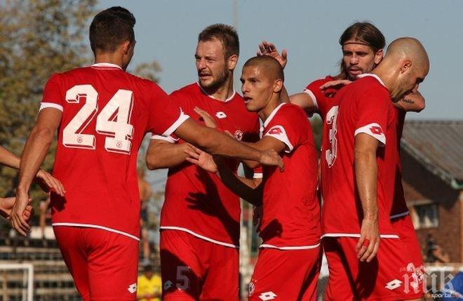 Футболисти на ЦСКА наритани от дърводелци