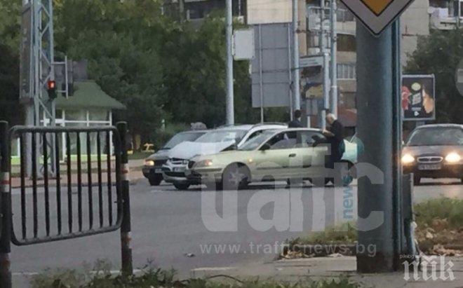 Две коли се помляха на кръстовище в Пловдив
