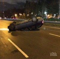 Тежка катастрофа в София! Кола се обърна на кръстовище, има пострадали