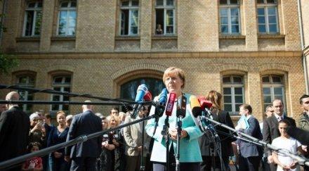 меркел насърчава бежанките германия научат немски