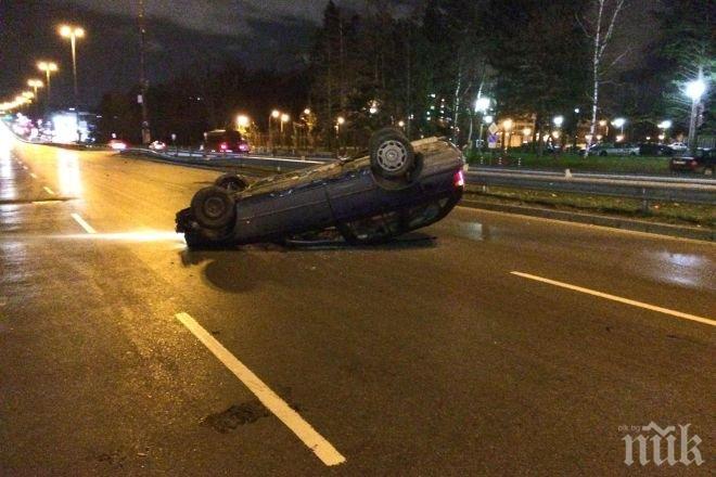 Тежка катастрофа в София! Кола се обърна на кръстовище, има пострадали