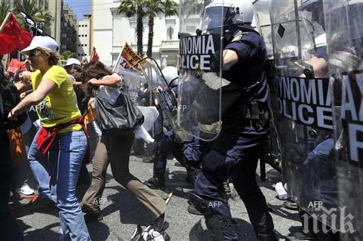 Ужасяващо! Работник закла колега на руско летище (видео)