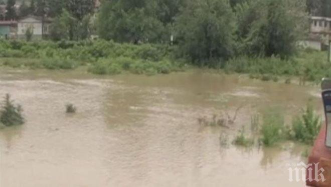 Порой удави Рибново, улици и ниви са под вода 