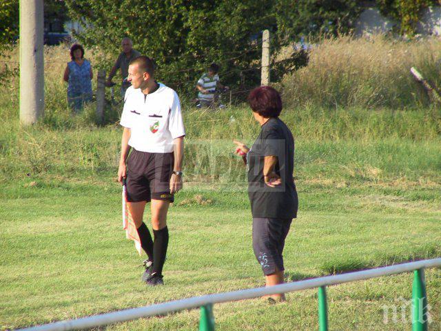 Майката на Стоичков този път кротува, гледа мач от А група