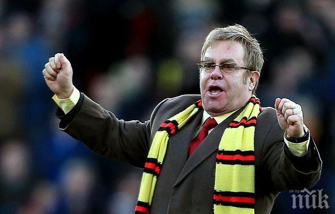 Елтън Джон иска да говори с Путин за правата на гейовете
