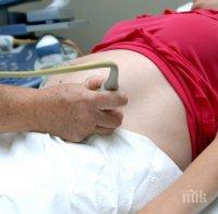 Жена от Карловско роди близнаци в дома си, едното почина