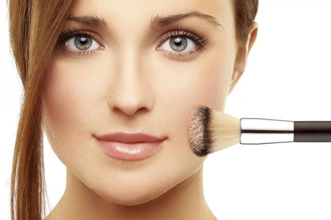 Потресаваща истина излезе наяве! Лакът за нокти води до рак, сенките за очи – до менингит, а червилата – с отрова! 