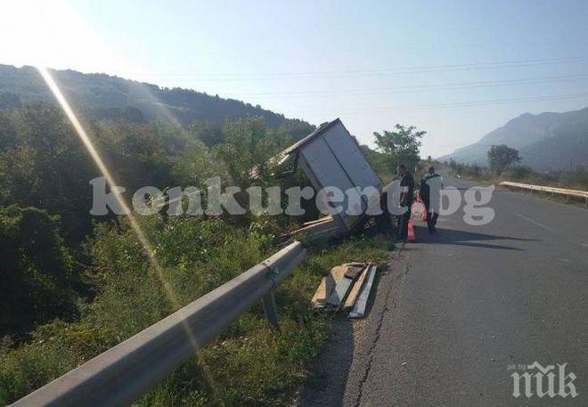 Товарен камион се обърна в канавка край Враца (снимки)