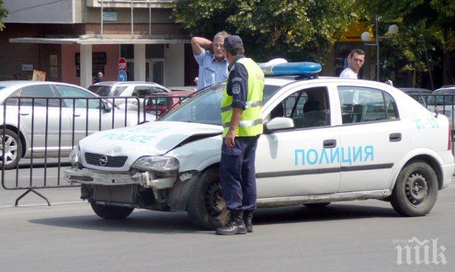 Шофьор без книжка удари полицейски автомобил при опит да избяга от проверка