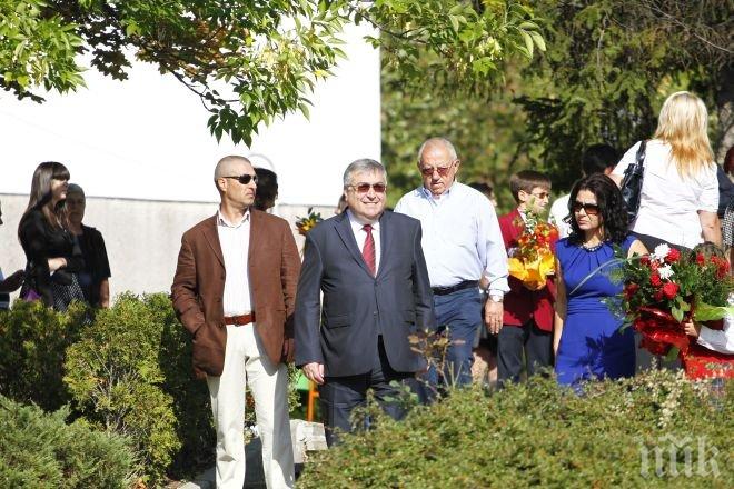 ПЪРВО в ПИК! Близнашки с изненадващ десант в Италианския лицей! Вижте как започнаха учебната година децата на политиците и ВИП персоните в държавата! (уникални снимки)