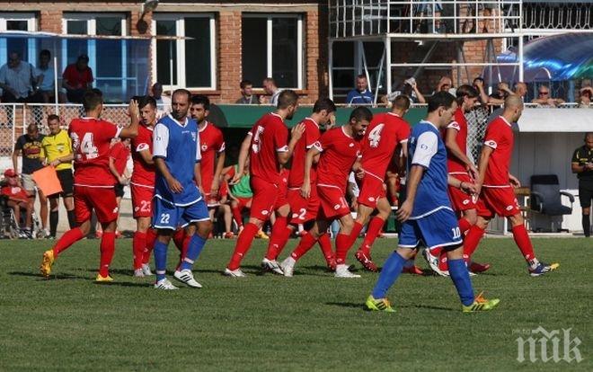 Благородна кауза! Футболистите на ЦСКА дариха пари за храм