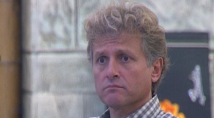 къци остана сам къщата