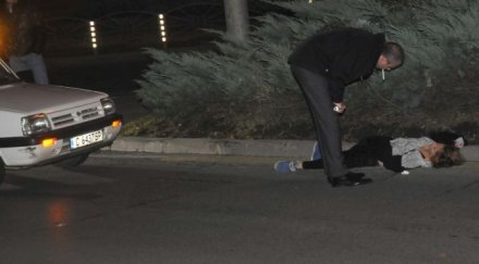 ужас кола прегази млада жена